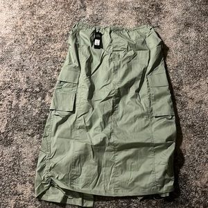 Amazing quality brand new fashion nova skirt and is also adjustable